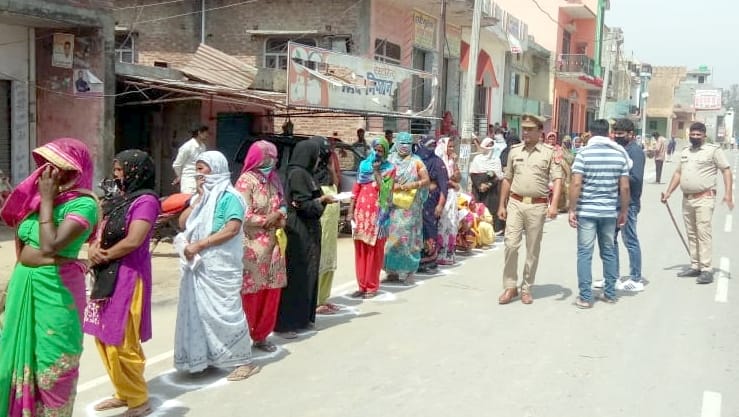 हल्दौर के गांव खासपुरा के प्रथमा सर्व यूपी बैंक के सामने लगी लंबी लाइन और तैनात पुलिस। हल्दौर के गांव खासपुरा के प्रथमा सर्व यूपी बैंक के सामने लगी लंबी लाइन और तैनात पुलिस।