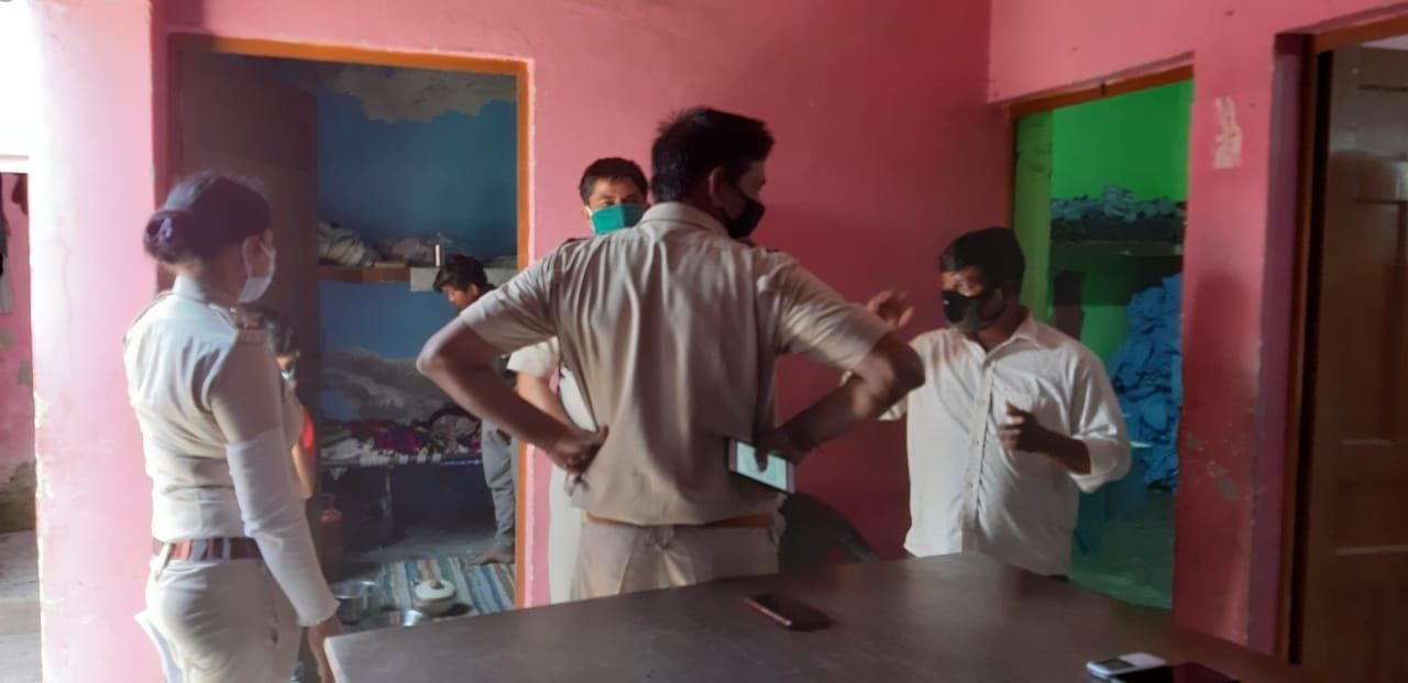 दहिया कालोनी में पीपीई किट बनाने की सूचना के बाद छापामार कार्रवाई कर जांच करती पुलिस टीम। दहिया कालोनी में पीपीई किट बनाने की सूचना के बाद छापामार कार्रवाई कर जांच करती पुलिस टीम।