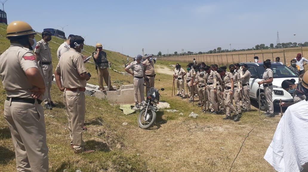 खुर्मपुर के जंगल में तैनात पुलिस खुर्मपुर के जंगल में तैनात पुलिस