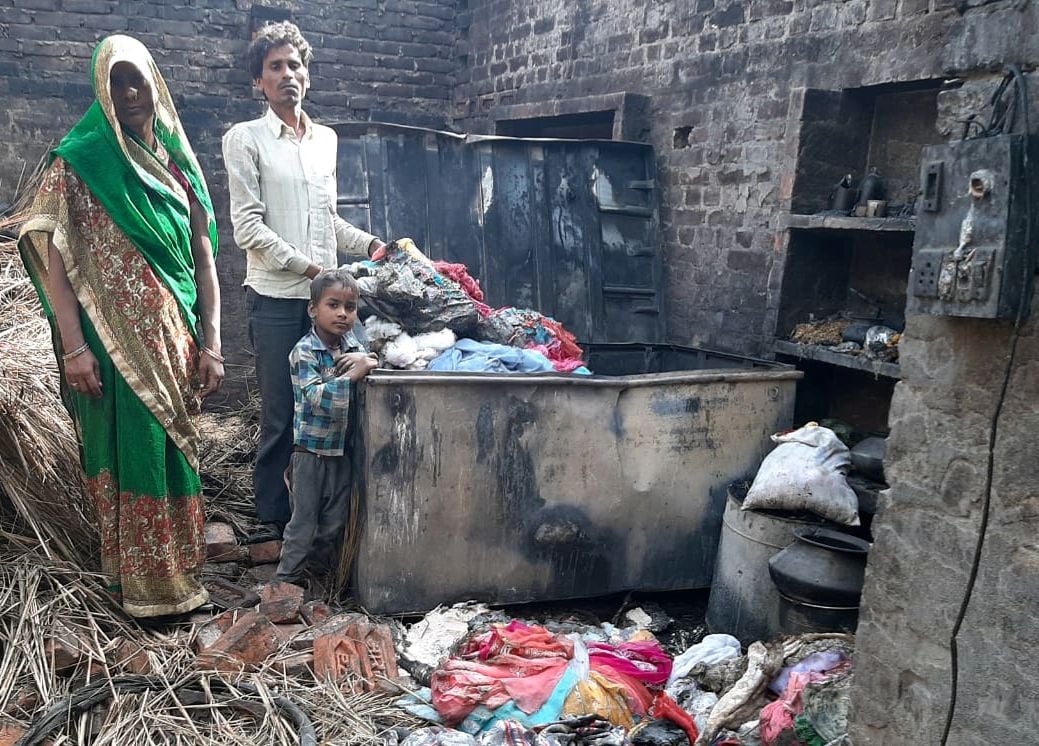 फोटो- 16- चकौती खुर्द में आग लगने के बाद जला सामान देखता सर्वेश व उसके परिजन। संवाद फोटो- 16- चकौती खुर्द में आग लगने के बाद जला सामान देखता सर्वेश व उसके परिजन। संवाद