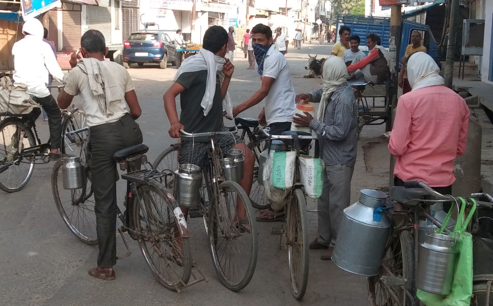 फोटो-2-रामदत्त चौराहे पर दूध बिक्री को लगी दूधियों की भीड़। संवाद
