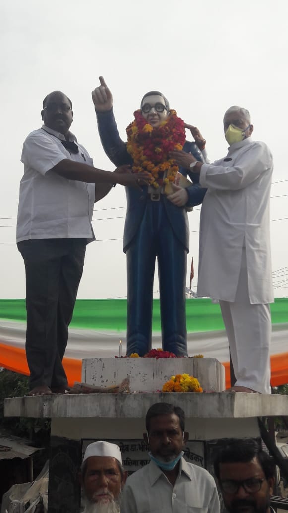 आंबेडकर चौराहे स्थित प्रतिमा पर माल्यार्पण करते पूर्व विधायक विनोद चतुर्वेदी। आंबेडकर चौराहे स्थित प्रतिमा पर माल्यार्पण करते पूर्व विधायक विनोद चतुर्वेदी।