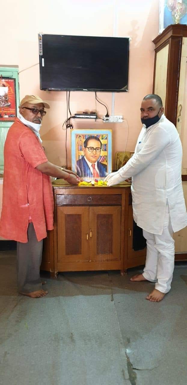 डा. भीमराव अम्बेडकर जयन्ती के अवसर पर उनके चित्र पुष्प अर्पित करते भाजपा कार्यकर्ता। डा. भीमराव अम्बेडकर जयन्ती के अवसर पर उनके चित्र पुष्प अर्पित करते भाजपा कार्यकर्ता।