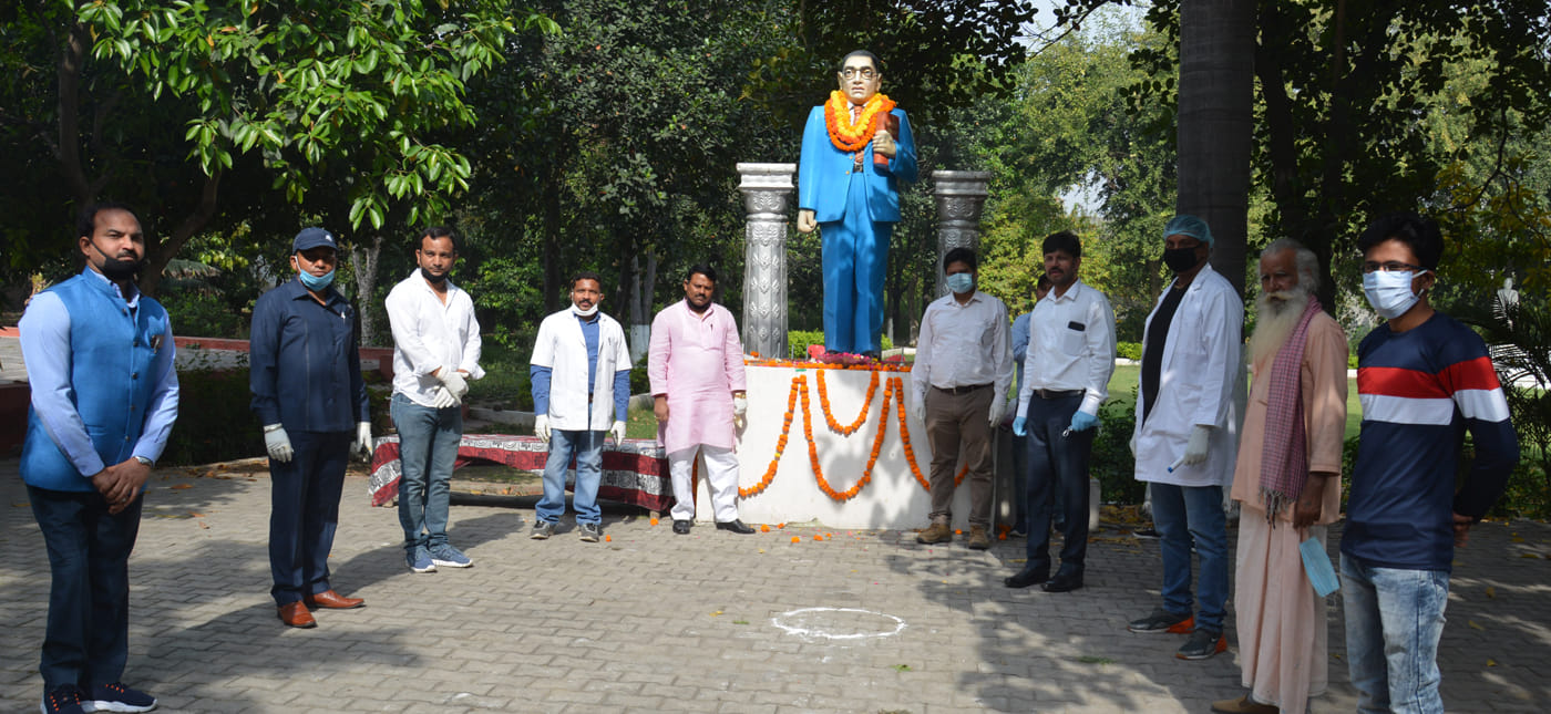 मुजफ्फरनगर: नगर के अम्बेडकर छात्रावास में सोशल डिस्टेन्स के साथ अम्बेडकर जंयती मनाते चिकित्सक मुजफ्फरनगर: नगर के अम्बेडकर छात्रावास में सोशल डिस्टेन्स के साथ अम्बेडकर जंयती मनाते चिकित्सक