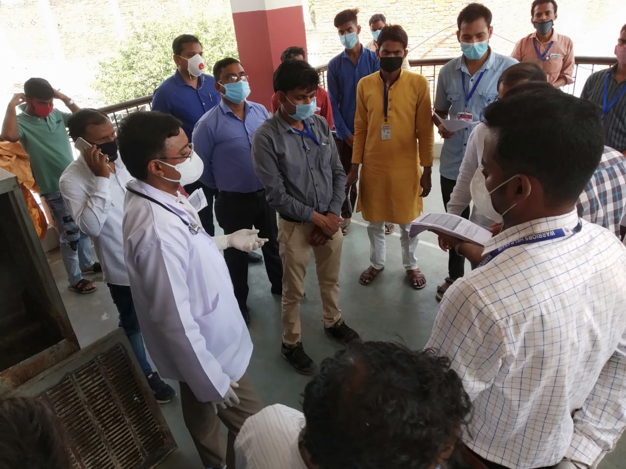 मुबारकपुर में सैंपलिंग के लिए रजिस्ट्रेशन करती स्वास्थ्य विभाग की टीम। मुबारकपुर में सैंपलिंग के लिए रजिस्ट्रेशन करती स्वास्थ्य विभाग की टीम।