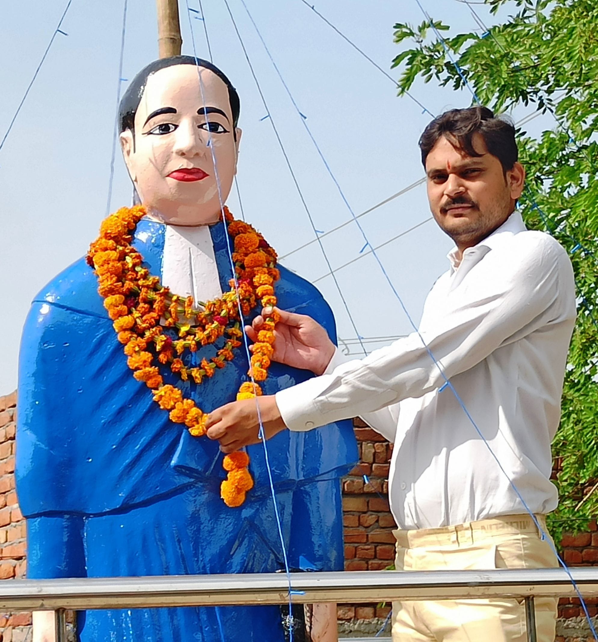 बाबा साहब की प्रतिमा पर माल्यार्पण करते कांग्रेस नगर अध्यक्ष अनुज शर्मा। बाबा साहब की प्रतिमा पर माल्यार्पण करते कांग्रेस नगर अध्यक्ष अनुज शर्मा।