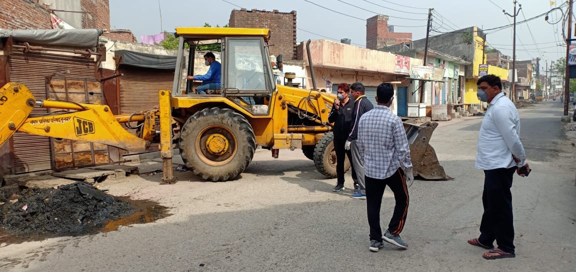 किदवईनगर में नालों की सफाई करती नगर पालिका की टीम।
