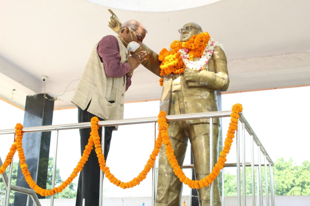 जिलाधिकारी ने कलेक्ट्रेट स्थित आंबेडकर पार्क में डॉ. भीमराव आंबेडकर की 129वीं जयंती पर श्रद्धांजल जिलाधिकारी ने कलेक्ट्रेट स्थित आंबेडकर पार्क में डॉ. भीमराव आंबेडकर की 129वीं जयंती पर श्रद्धांजल