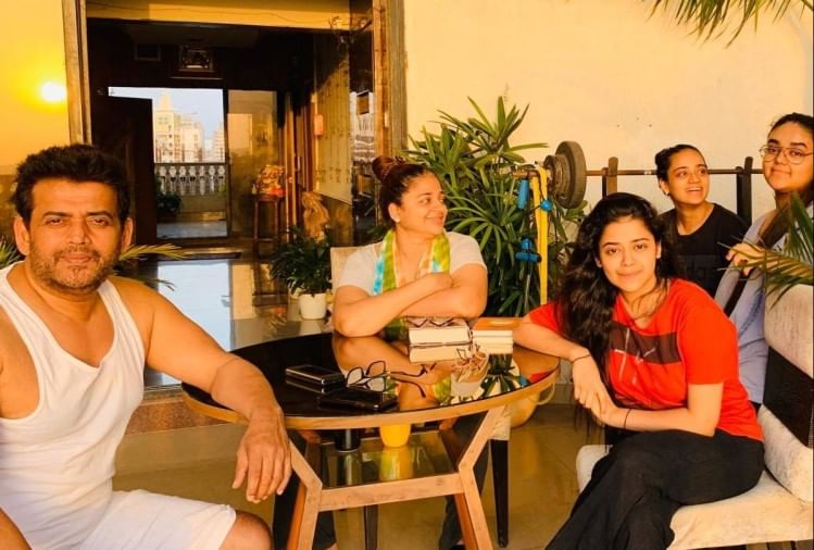 अपने परिवार के साथ रवि किशन।