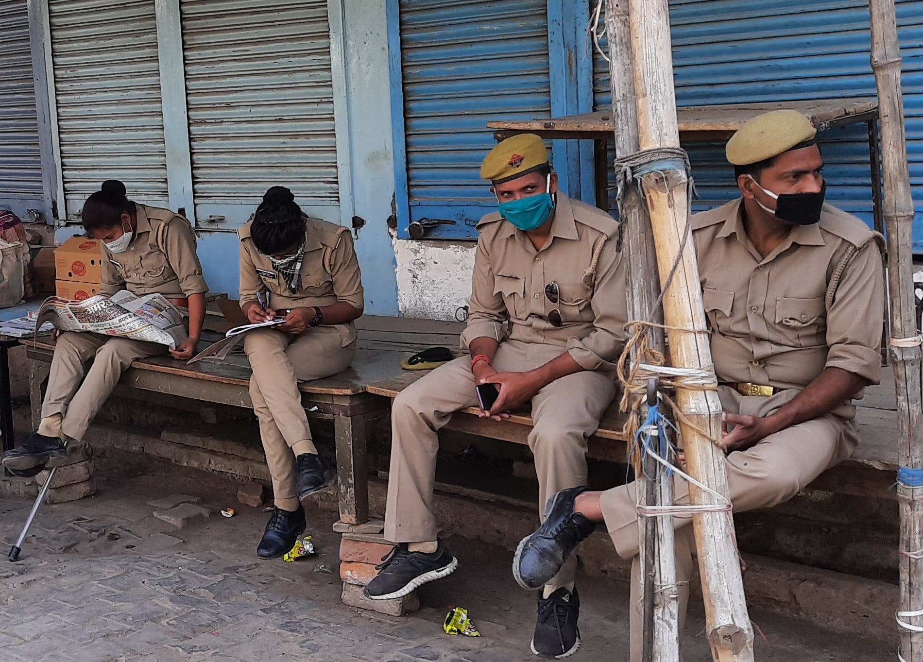 मुख्य चौक क्षेत्र में सड़क पर भीड़ होने के बाद भी आराम से बैठकर ड्यूटी करते पुलिस के जवान। मुख्य चौक क्षेत्र में सड़क पर भीड़ होने के बाद भी आराम से बैठकर ड्यूटी करते पुलिस के जवान।