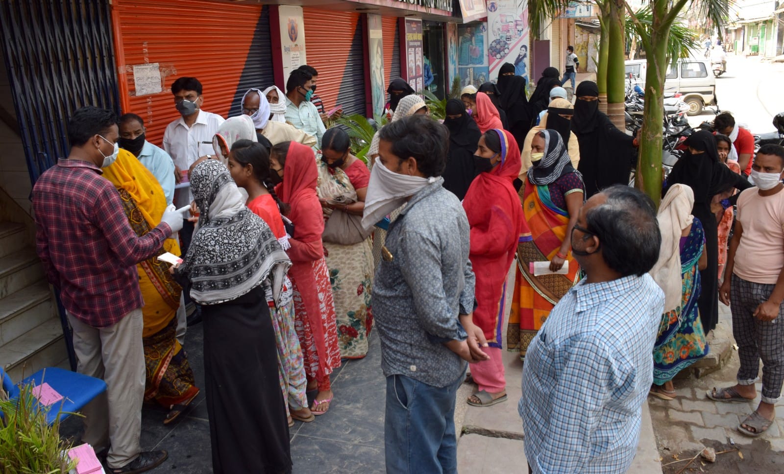 तकिया स्थित यूबीआई बैंक की शाखा पर पैसा निकालते समय सामाजिक दूरी का नही रख रहे ध्यान। तकिया स्थित यूबीआई बैंक की शाखा पर पैसा निकालते समय सामाजिक दूरी का नही रख रहे ध्यान।