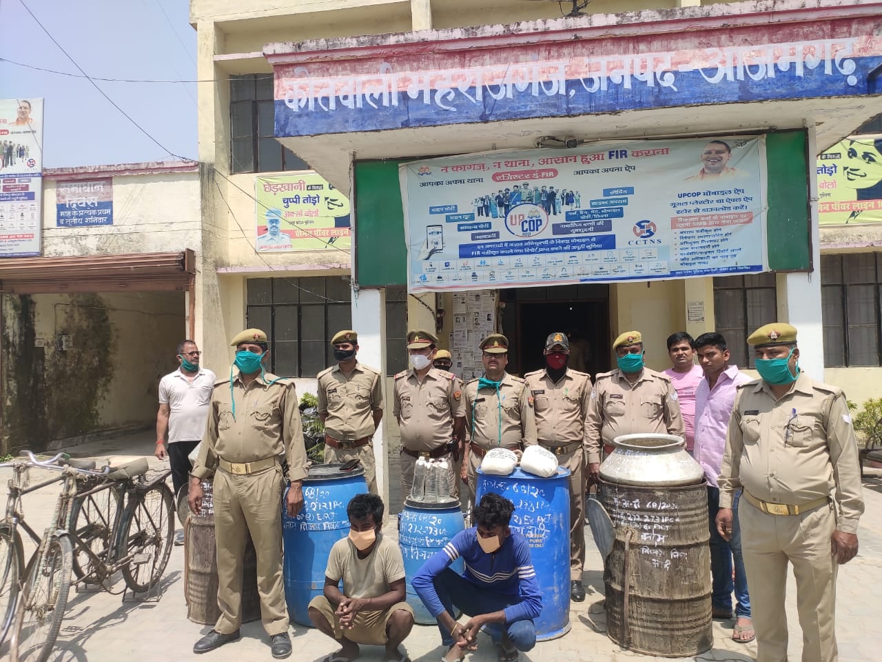 महाराजगंज में देवारा में से पकडे गए जहीरीली शराब बनाने के आरोपी। महाराजगंज में देवारा में से पकडे गए जहीरीली शराब बनाने के आरोपी।