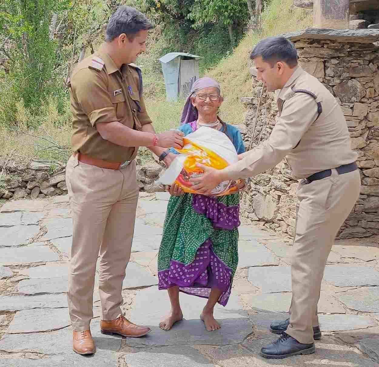 थाना थलीसैण के धारा मांसौं में बुजुर्ग असहाय महिला को राशन सौंपते थानाध्यक्ष संतोष पैथवाल।