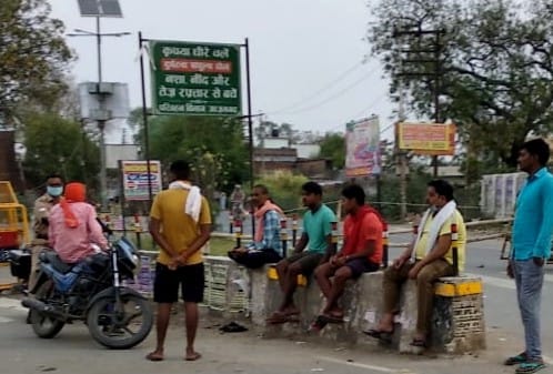 करतारपुर तिराहे पर पुलिस कुछ इस तरह करा रही है सोशल डिस्टेंसिंग का अनुपालन। करतारपुर तिराहे पर पुलिस कुछ इस तरह करा रही है सोशल डिस्टेंसिंग का अनुपालन।