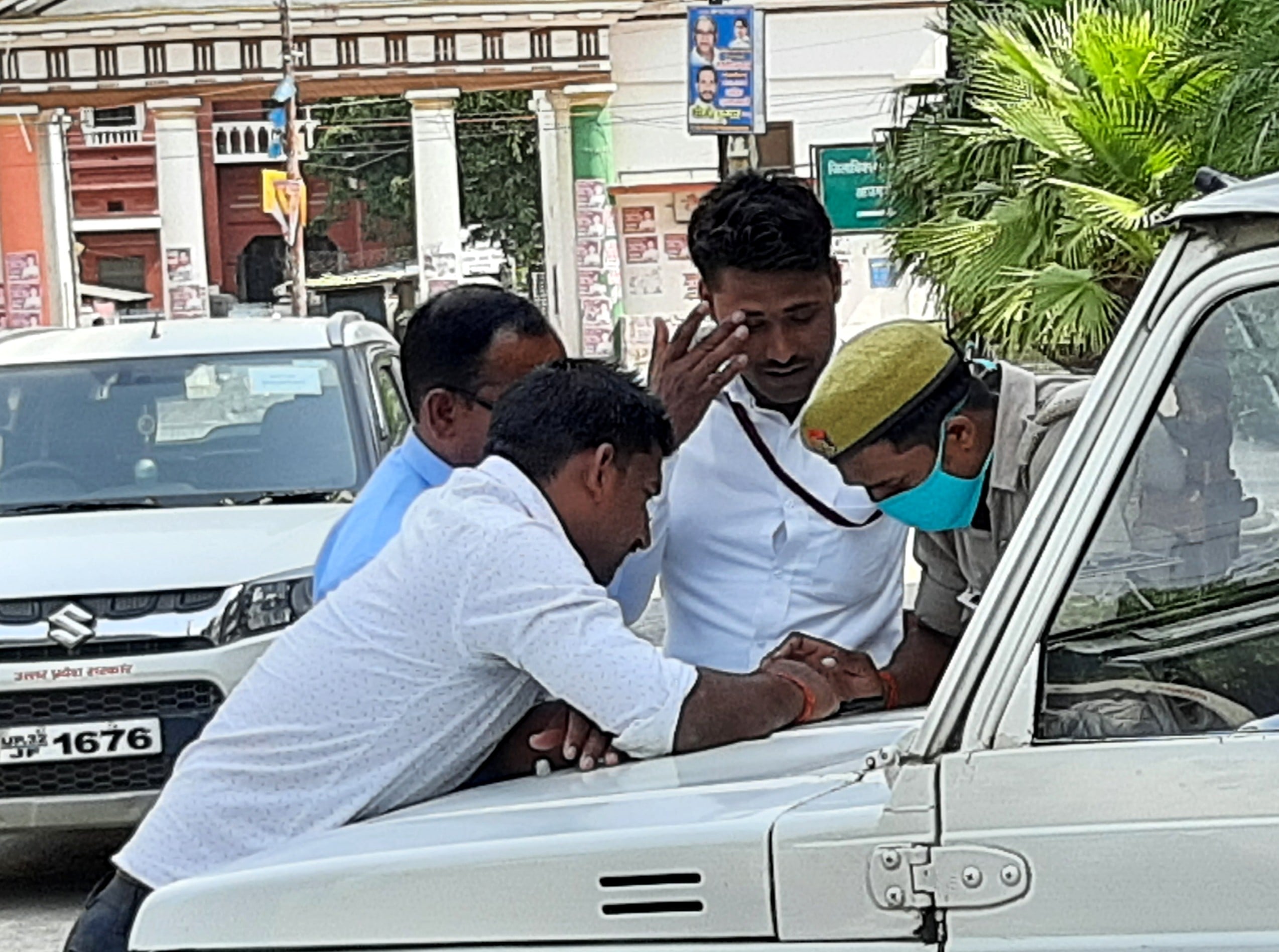 कलेक्ट्रेट के गेट पर पुलिस के जवान कुछ इस तरह करा रहा है सोशल डिस्टेंस इन का अनुपालन। कलेक्ट्रेट के गेट पर पुलिस के जवान कुछ इस तरह करा रहा है सोशल डिस्टेंस इन का अनुपालन।