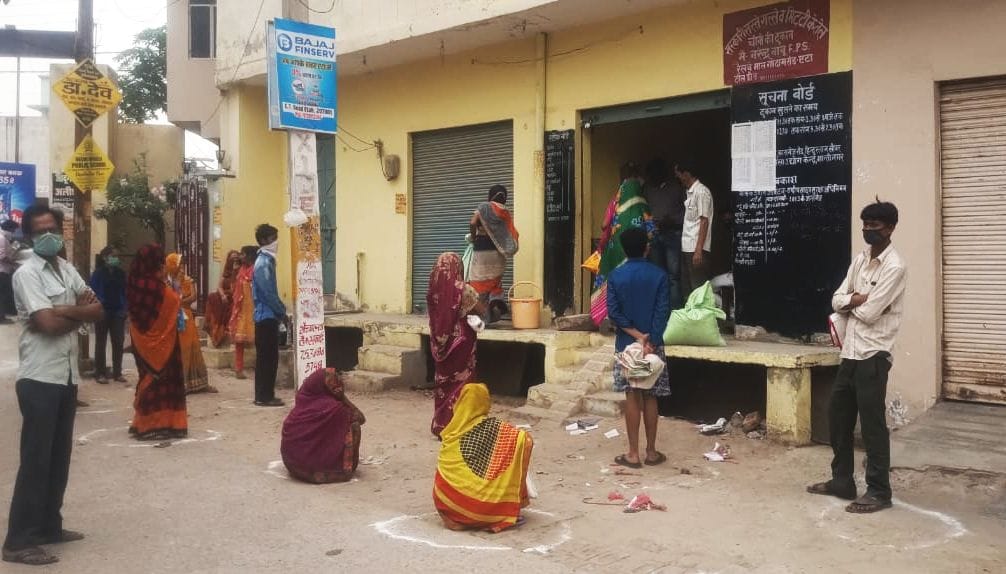 रेलवे रोड स्थित राशन की दुकान पर सामाजिक दूरी पर समान लेते दिखे लोग। रेलवे रोड स्थित राशन की दुकान पर सामाजिक दूरी पर समान लेते दिखे लोग।
