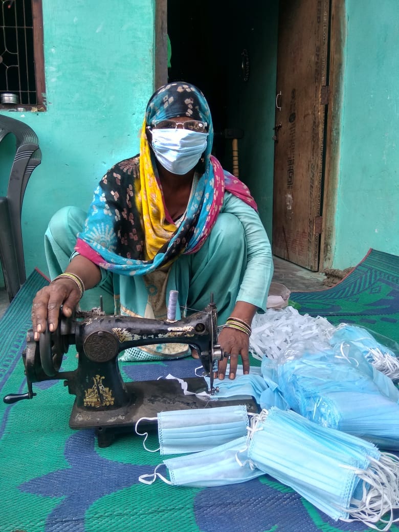 गांव निराना में सिलाई मशीन से मास्क बनाती महिला। गांव निराना में सिलाई मशीन से मास्क बनाती महिला।
