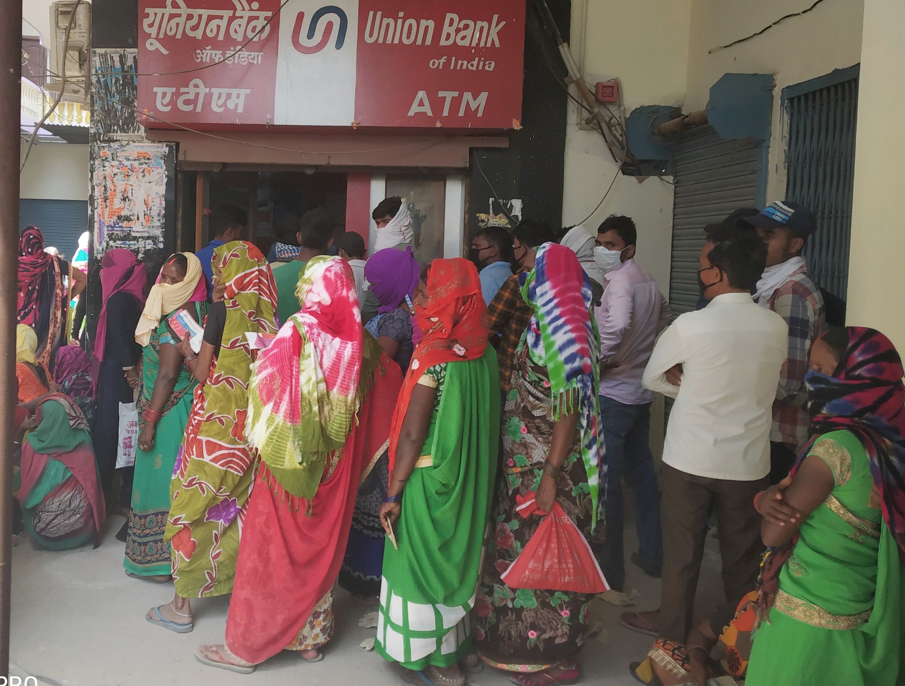 अंबारी स्थित यूबीआई बैंक की शाखा पर पैसा निकालते समय सामाजिक दूरी का नही कर रहे पालन। अंबारी स्थित यूबीआई बैंक की शाखा पर पैसा निकालते समय सामाजिक दूरी का नही कर रहे पालन।