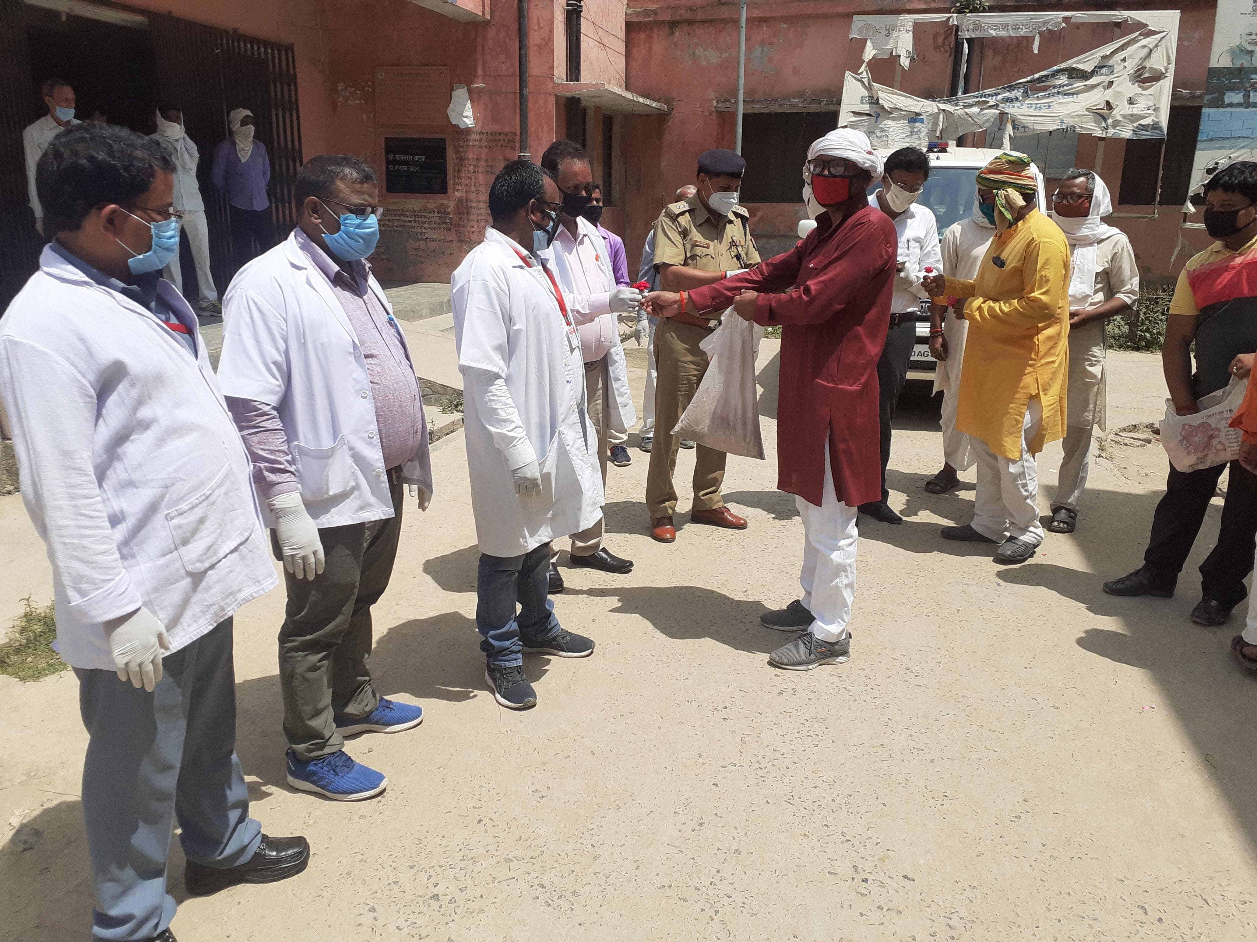 अहरौला के सामुदायिक स्वास्थ्य पर डॉक्टर,पुलिसकर्मी, और प्रशासनिक लोगों को फूल देकर उत्साह वर्धन अहरौला के सामुदायिक स्वास्थ्य पर डॉक्टर,पुलिसकर्मी, और प्रशासनिक लोगों को फूल देकर उत्साह वर्धन