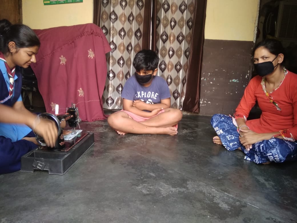मंसूरपुर के गांव दौलतपुर में मास्क बनाती छात्रा।
