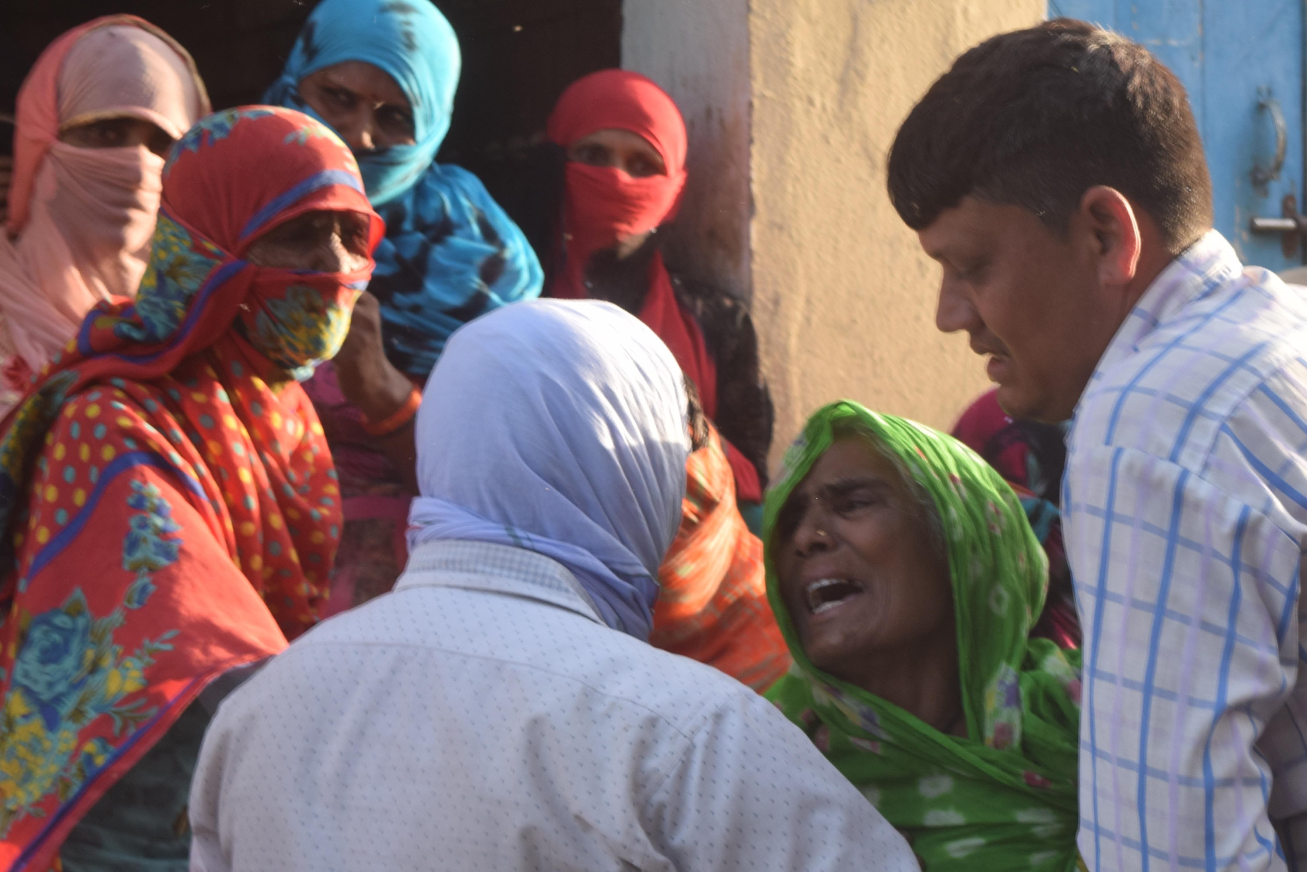 रिठाल फोगाट में वीरवार की दोपहर में कर्मवीर के घर पर सिलेंडर से आग लगने रीना काजल और कार्तिक की मौ? रिठाल फोगाट में वीरवार की दोपहर में कर्मवीर के घर पर सिलेंडर से आग लगने रीना काजल और कार्तिक की मौ?