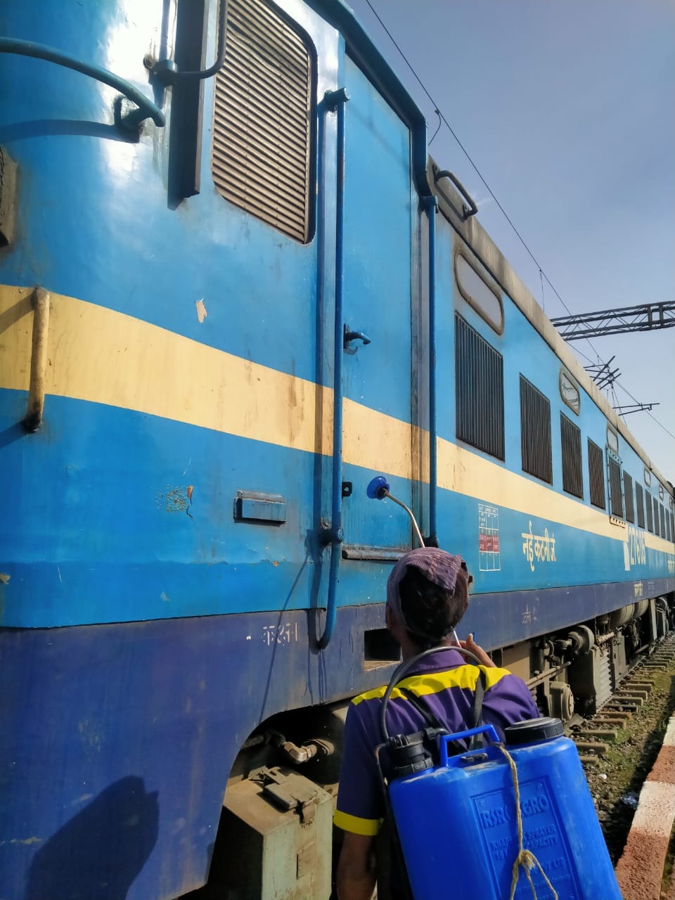 रेलवे स्टेशन पर रेल इंजन को सैनिटाइज करते कर्मी रेलवे स्टेशन पर रेल इंजन को सैनिटाइज करते कर्मी
