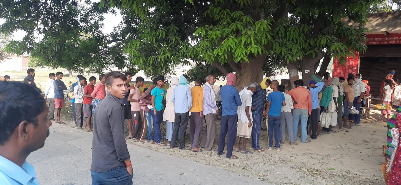 गोधना गांव में कोटेदार के यहां राशन लेने के लिए ग्रामीणों की लगी भीड़। गोधना गांव में कोटेदार के यहां राशन लेने के लिए ग्रामीणों की लगी भीड़।