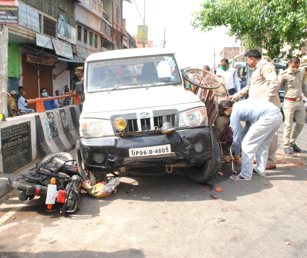 फोटो -5 - शहर के ओवरब्रिज में बोलेरो की टक्कर के बाद नीचे दबी महिला व बाइक को बाहर निकालने का प्रयास ? फोटो -5 - शहर के ओवरब्रिज में बोलेरो की टक्कर के बाद नीचे दबी महिला व बाइक को बाहर निकालने का प्रयास ?
