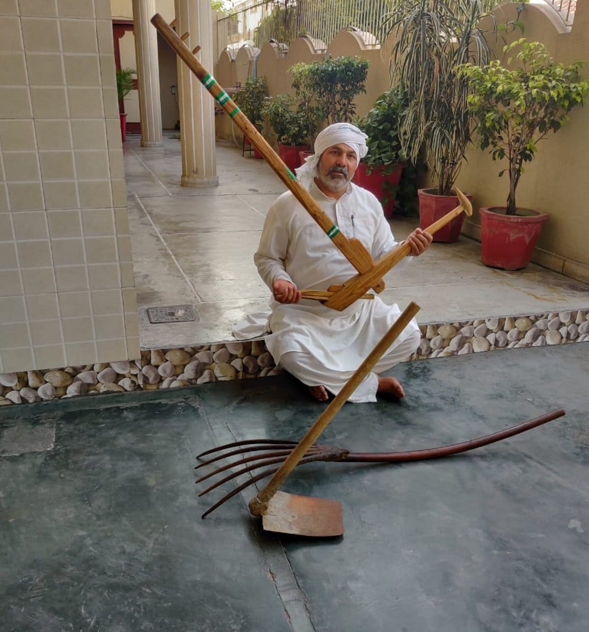 मुजफ्फरनगर में भाकियू नेता राकेश टिकैत अपने घर पर कृषि यंत्रों का प्रदर्शन करते हुए। मुजफ्फरनगर में भाकियू नेता राकेश टिकैत अपने घर पर कृषि यंत्रों का प्रदर्शन करते हुए।