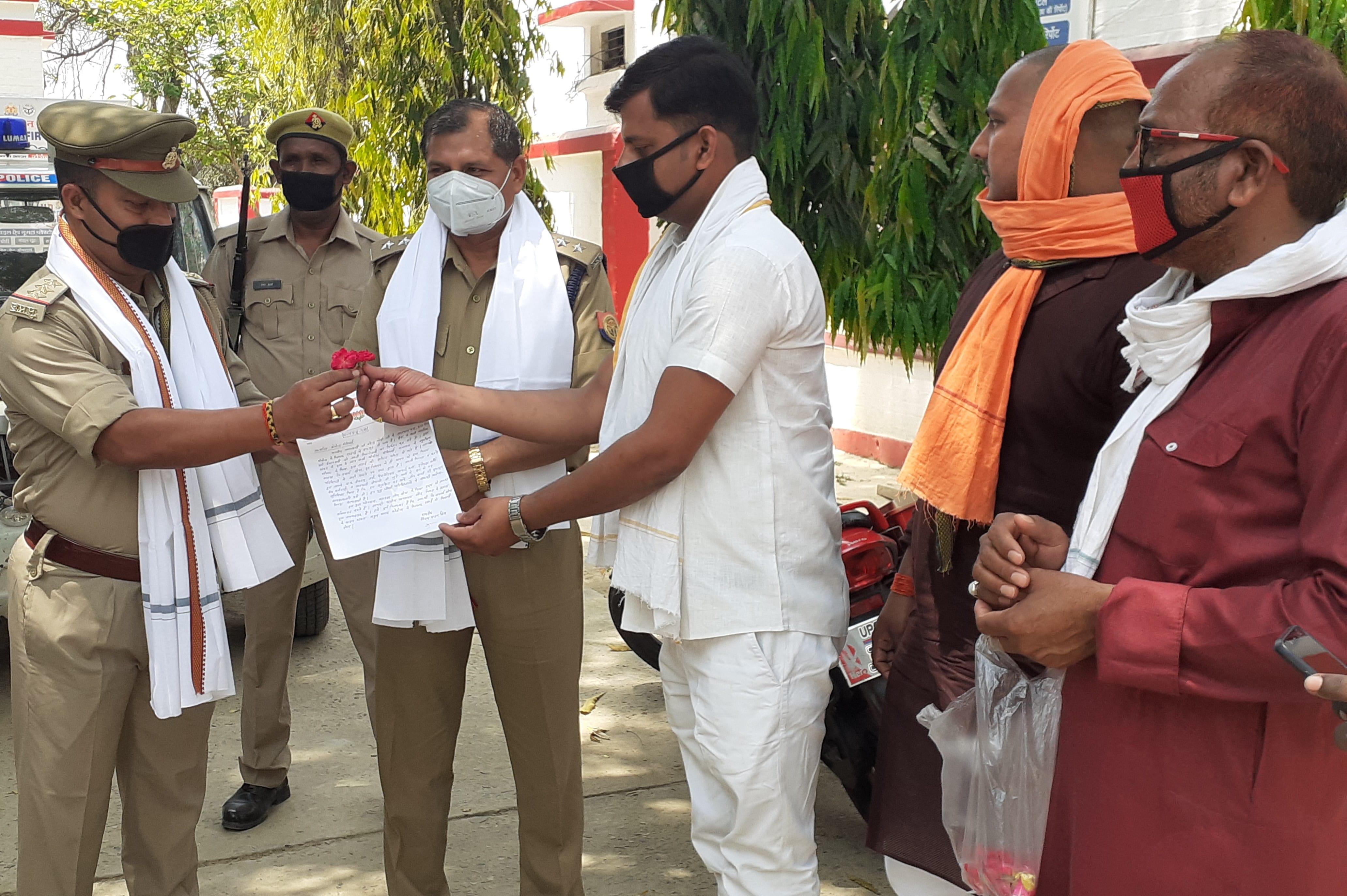 अहरौला थाना परिसर में सीओ और थानाध्यक्ष सहित कोरोना वारियर्स को सम्मान-पत्र देते सामाजिक कार्यक अहरौला थाना परिसर में सीओ और थानाध्यक्ष सहित कोरोना वारियर्स को सम्मान-पत्र देते सामाजिक कार्यक