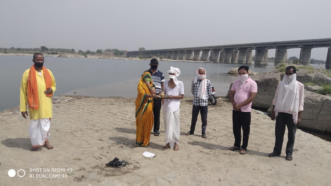 कैप्सन- बेतवा में अस्थियां विसर्जित करते परिजन कैप्सन- बेतवा में अस्थियां विसर्जित करते परिजन