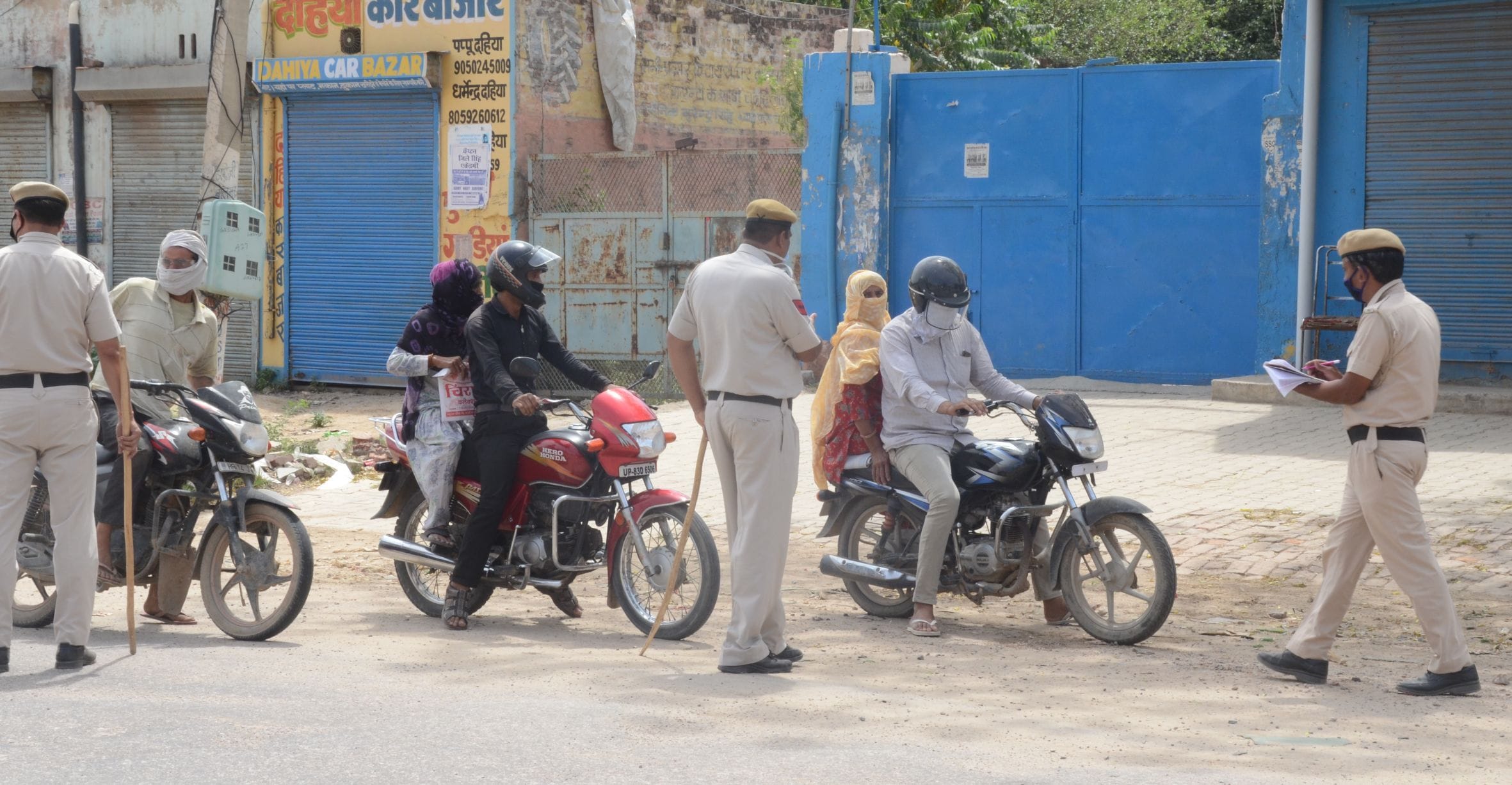 समसपुर टी-प्वाइंट पर रुकवाए गए वाहन चालक। समसपुर टी-प्वाइंट पर रुकवाए गए वाहन चालक।