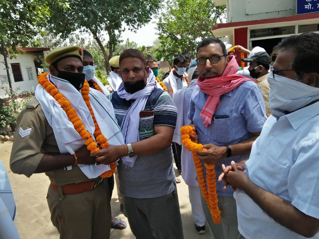 नरायनपुर पुलिस चौकी प्रभारी एवं समस्त स्टाफ को सम्मानित करते भारत विकास परिषद शाखा नरायनपुर के ?