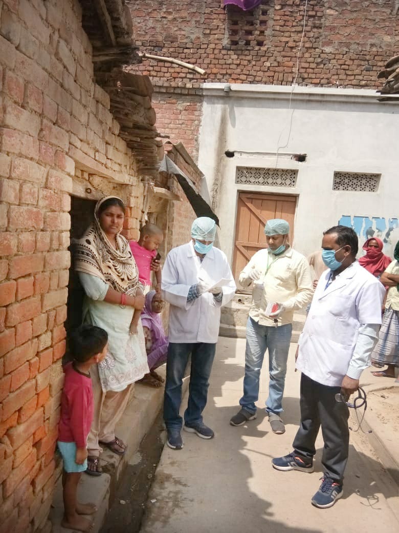 चुनार तहसील क्षेत्र के कोरोना संक्रमित गांव दीक्षितपुर में महिला से उसके स्वास्थ्य के बारे में ? चुनार तहसील क्षेत्र के कोरोना संक्रमित गांव दीक्षितपुर में महिला से उसके स्वास्थ्य के बारे में ?