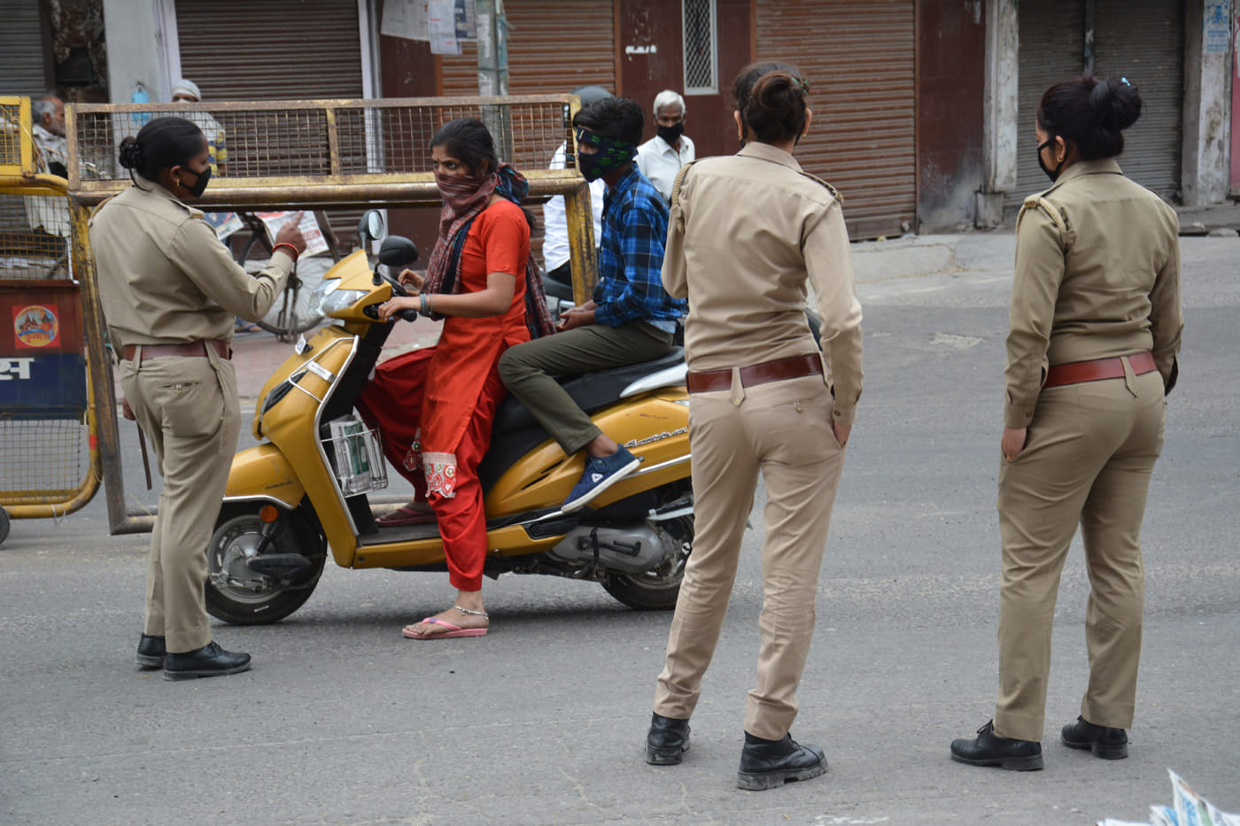 लॉक डाउन में स्कूटी सवार महिला को रोती पुलिसकर्मी। लॉक डाउन में स्कूटी सवार महिला को रोती पुलिसकर्मी।