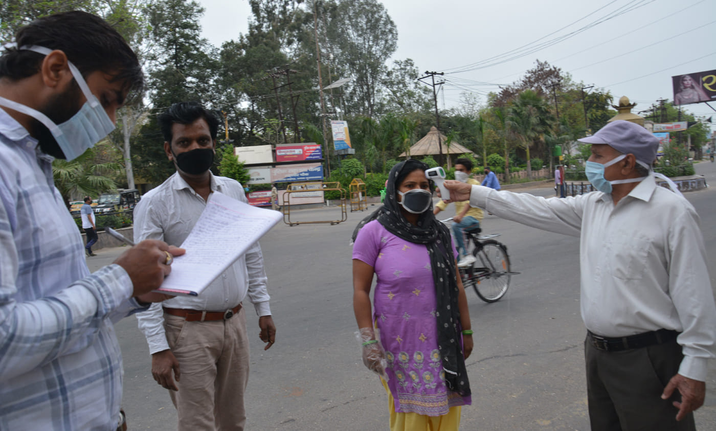 महावीर चौक पर थर्मल स्क्रीनिंग करते स्वास्थ विभाग के कर्मचारी। महावीर चौक पर थर्मल स्क्रीनिंग करते स्वास्थ विभाग के कर्मचारी।