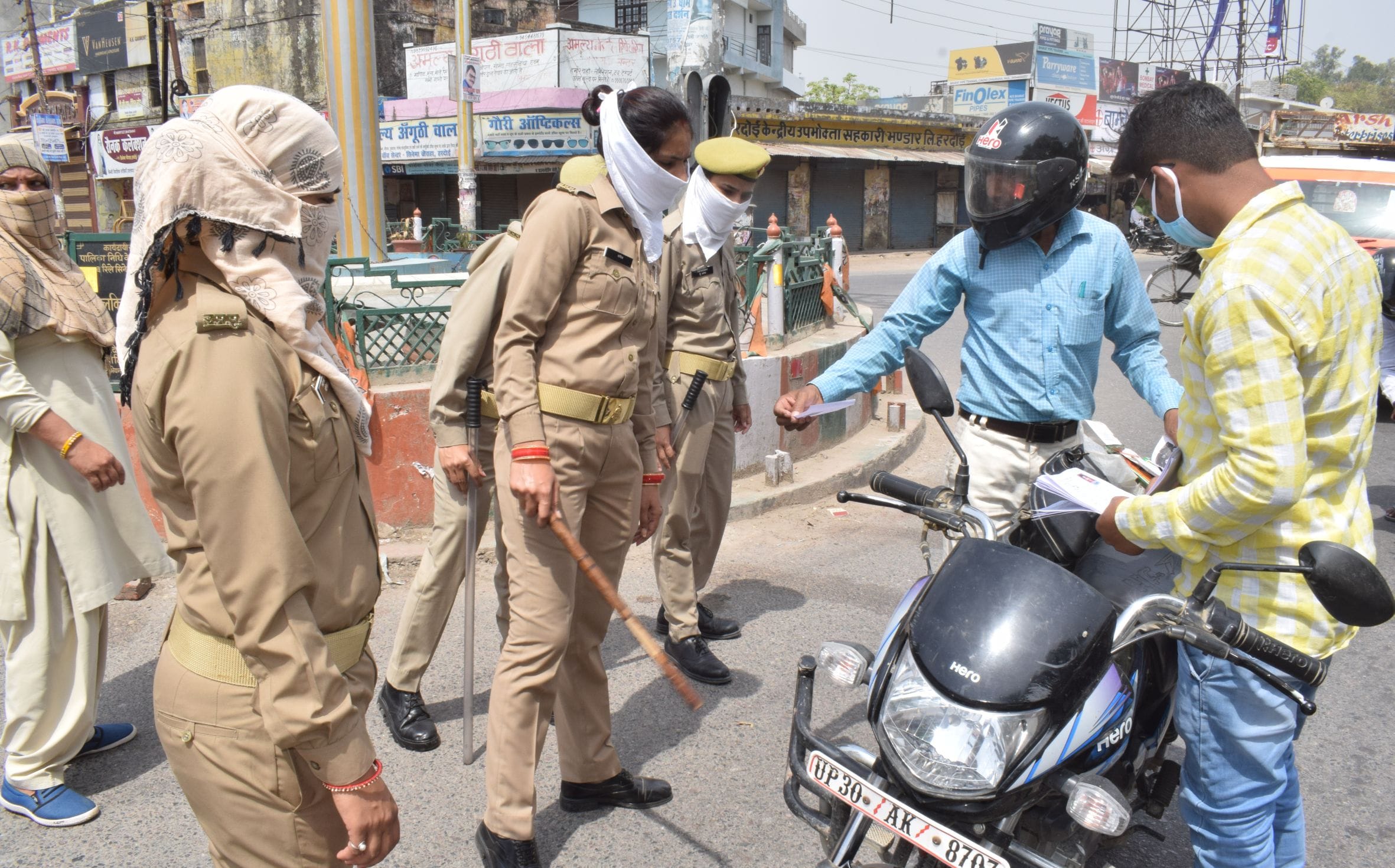 फोटो-3-सिनेमा चौराहे पर दोपहिया वाहन के कागज देखतीं महिला सिपाही। संवाद