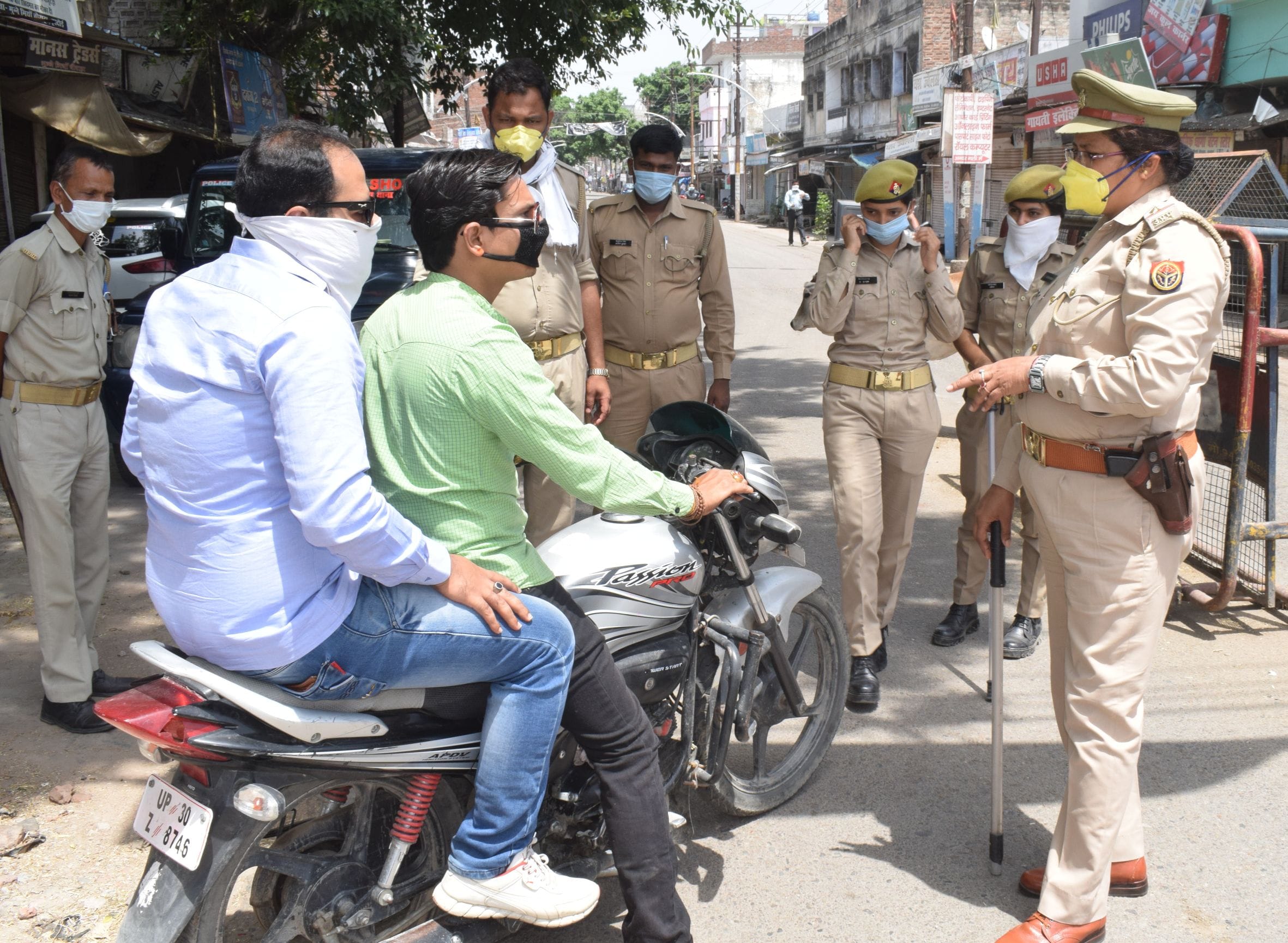 फोटो-4-मुन्ने मियां चौराहे पर चेकिंग करतीं महिला एसओ सुधा सिंह। संवाद