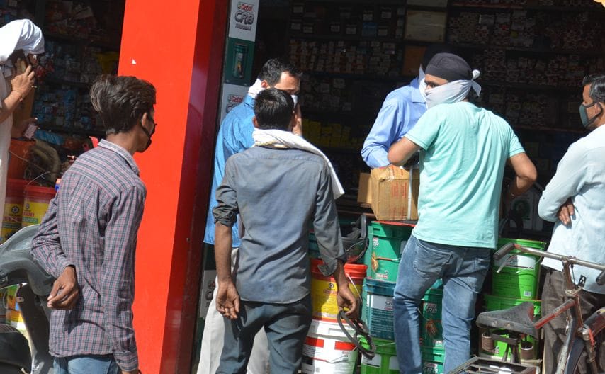 रुडकी रोड पर आटो पाटर्स की दुकान पर  खरीददारी करते लोग।