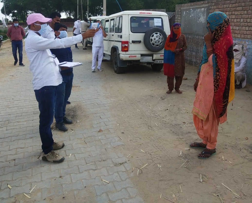 राजस्थान से ट्रक में आए लोगों की जांच करते स्वास्थ्यकर्मी। राजस्थान से ट्रक में आए लोगों की जांच करते स्वास्थ्यकर्मी।
