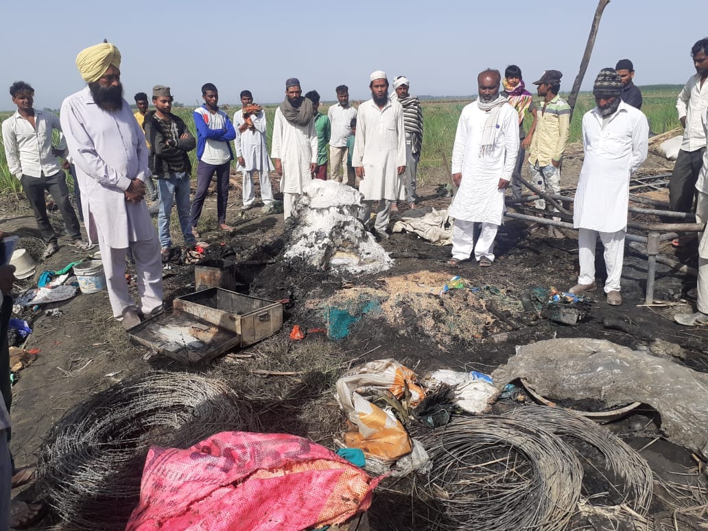 मुजफ्फरनगर के शुकतीर्थ गंगा खादर में शुक्रवार रात बिजली गिरने से जली झोपड़ी को देखते ग्रामीण। मुजफ्फरनगर के शुकतीर्थ गंगा खादर में शुक्रवार रात बिजली गिरने से जली झोपड़ी को देखते ग्रामीण।