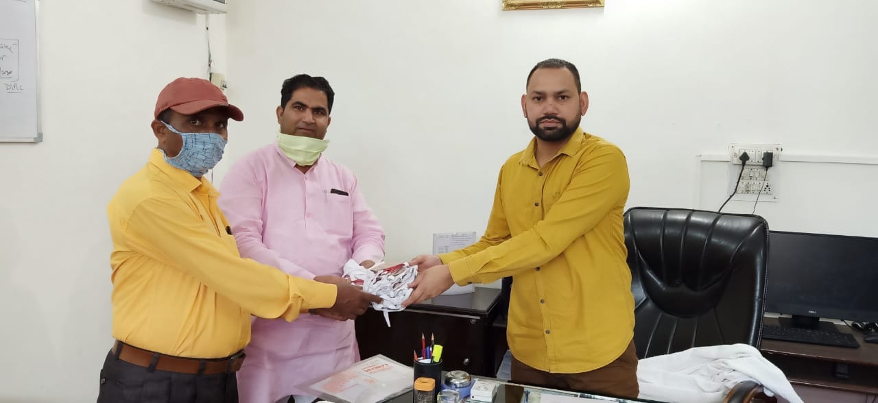 शामली में एडीएम अरविन्द कुमार को मास्क देते खादी ग्रामोद्योग के पदाधिकारी। शामली में एडीएम अरविन्द कुमार को मास्क देते खादी ग्रामोद्योग के पदाधिकारी।