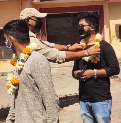 सडकों पर घूम रहे लापरवाह लोगों को फूल माला पहनाती मीरापुर पुलिस। सडकों पर घूम रहे लापरवाह लोगों को फूल माला पहनाती मीरापुर पुलिस।