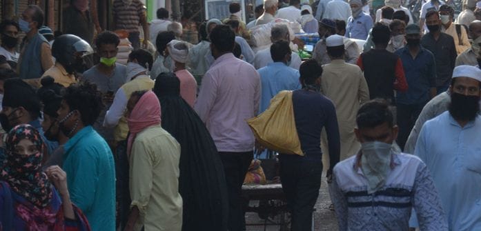 नगर की दाल मंडी में खरीददारी करते लोग।