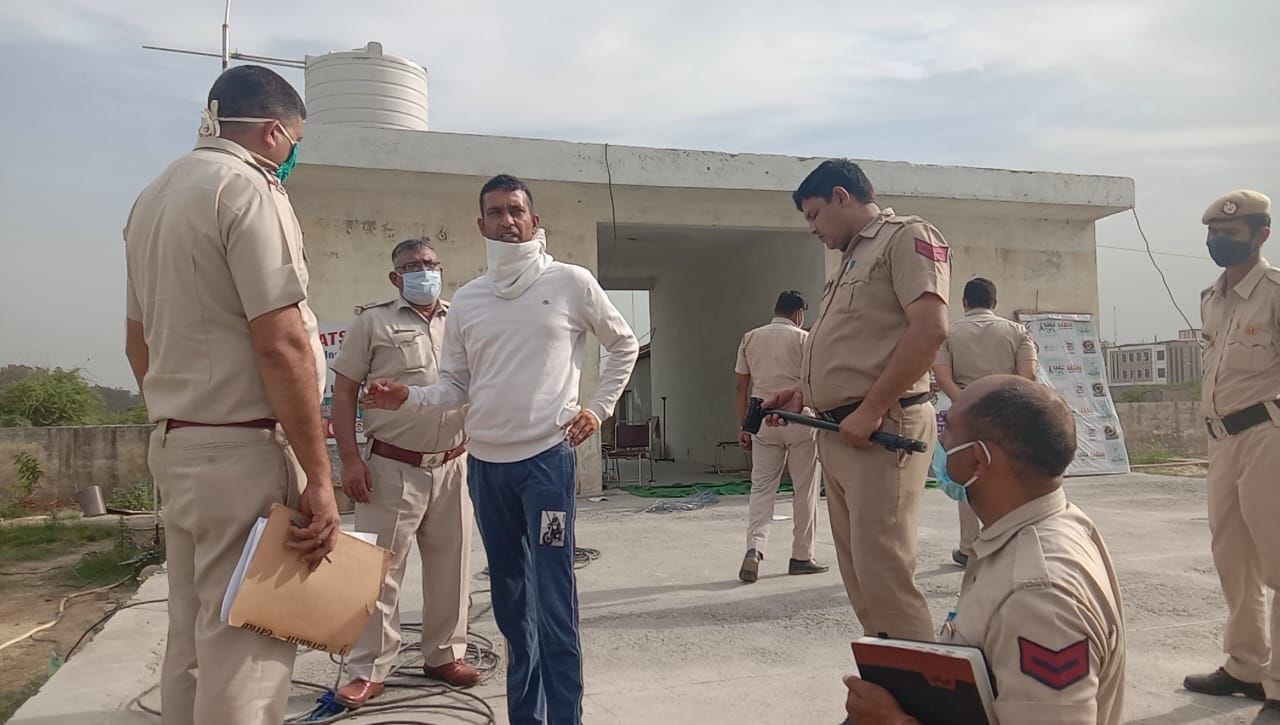गांव सेरसा में लॉकडाउन के बावजूद क्रिकेट खेलते पकड़े गए युवक से पूछताछ करती पुलिस। गांव सेरसा में लॉकडाउन के बावजूद क्रिकेट खेलते पकड़े गए युवक से पूछताछ करती पुलिस।
