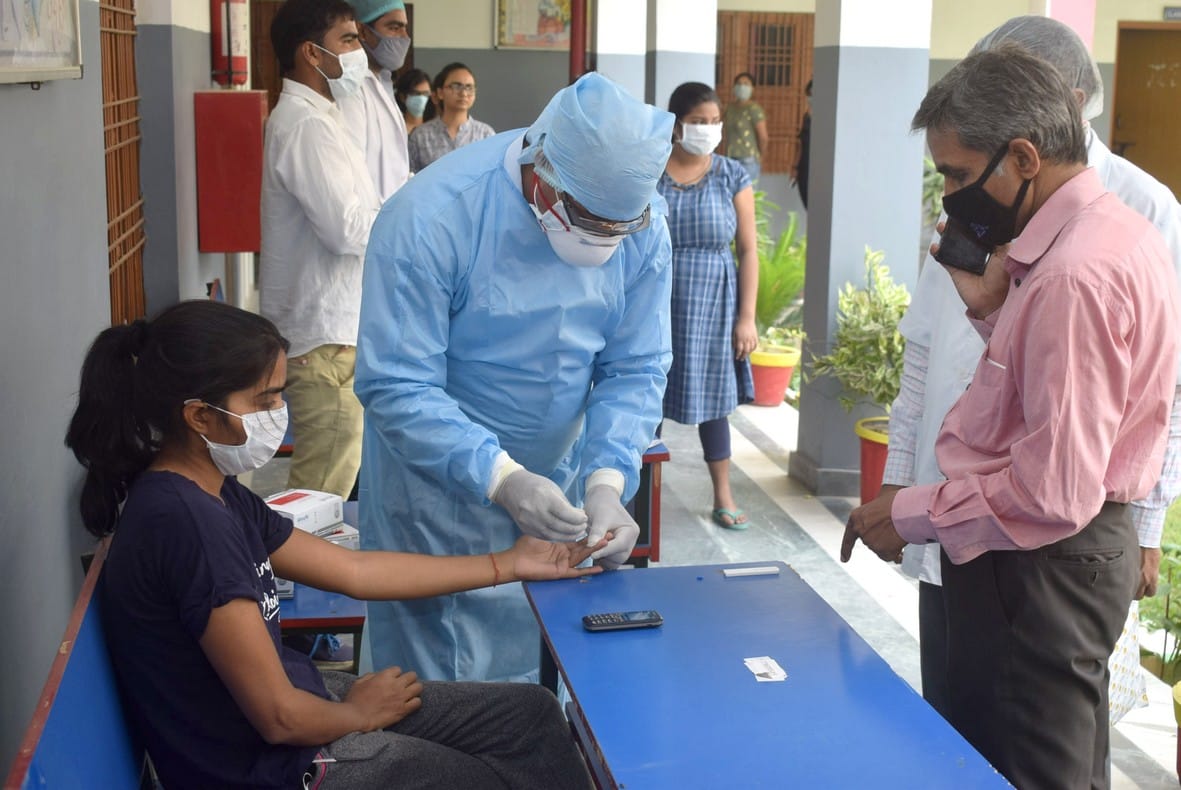 02- जफराबाद क्षेत्र के जगदीशपुर स्थित उमानाथ सिंह स्कूल में कोटा आये छात्रा का रैपिड एंटी बॉडी टेस? 02- जफराबाद क्षेत्र के जगदीशपुर स्थित उमानाथ सिंह स्कूल में कोटा आये छात्रा का रैपिड एंटी बॉडी टेस?