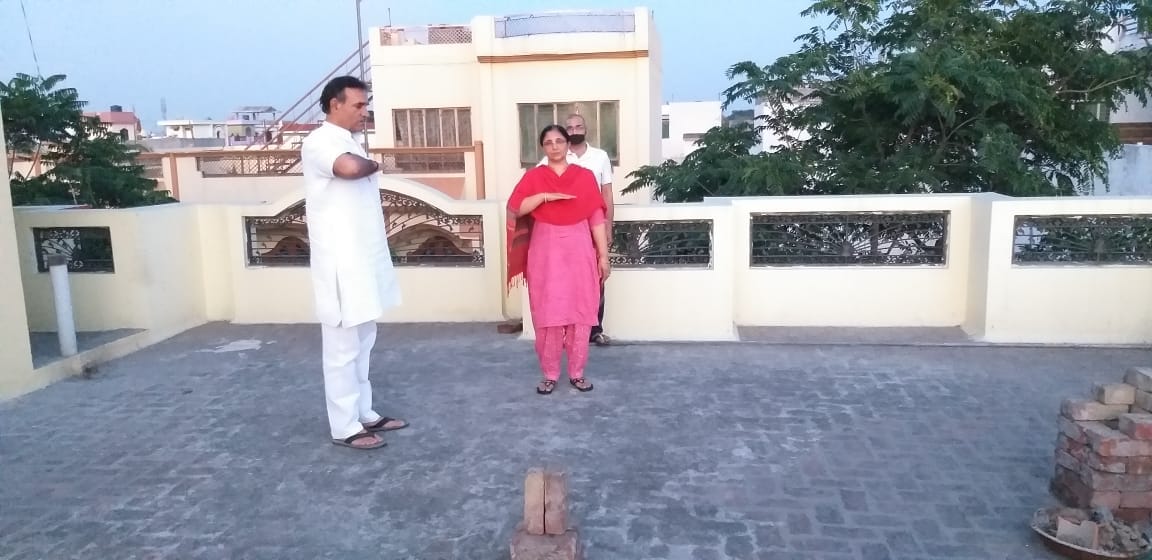 अपने आवास पर शाखा लगाकर वंदना करते विधायक उमेश मलिक। अपने आवास पर शाखा लगाकर वंदना करते विधायक उमेश मलिक।