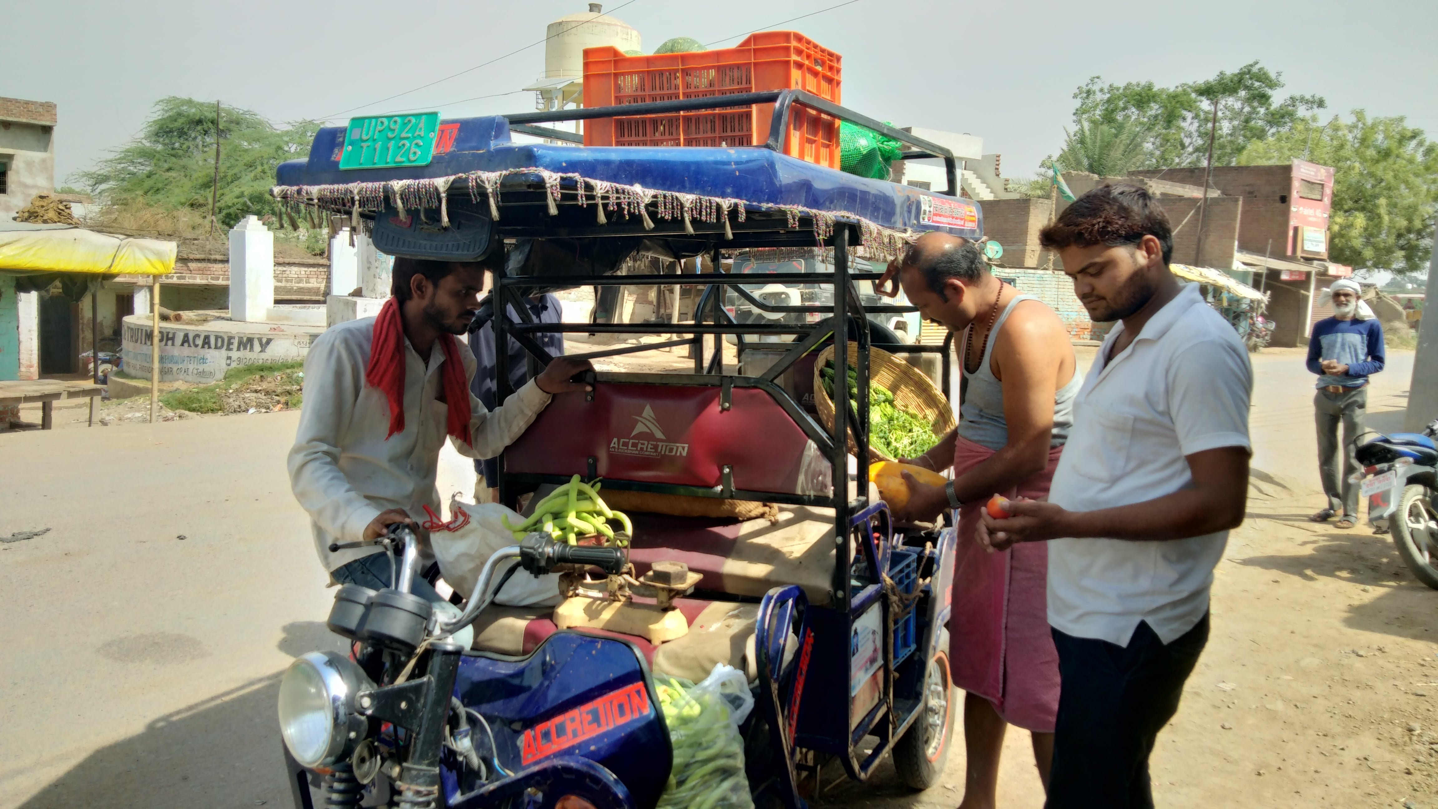 मोहम्मदाबाद गांव में रिक्शे से सब्जी बेचता अखिलेश