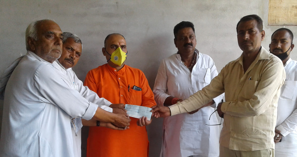 बरला में भाजपा जिलाध्यक्ष को सहायता राशि का चैक भेट करते मंडल अध्यक्ष पवन त्यागी व राकेश आडवाणी बरला में भाजपा जिलाध्यक्ष को सहायता राशि का चैक भेट करते मंडल अध्यक्ष पवन त्यागी व राकेश आडवाणी