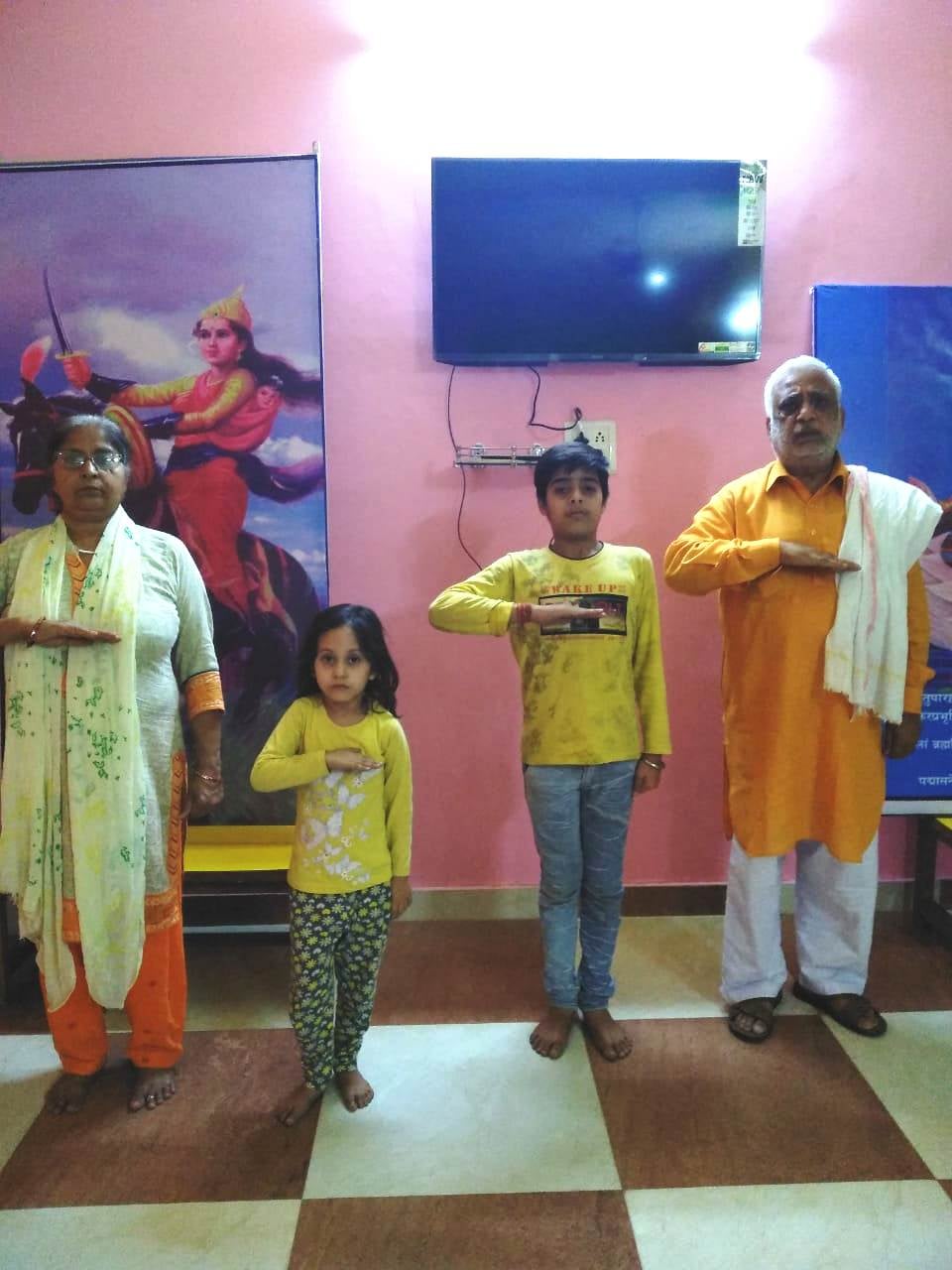 खतौली में अपने आवास पर वंदना करते स्वयं सेवक। खतौली में अपने आवास पर वंदना करते स्वयं सेवक।